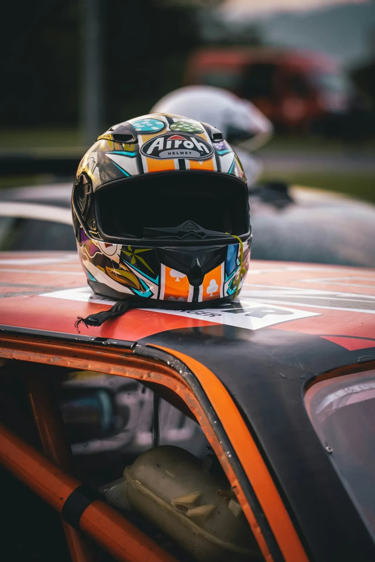 Lái ô tô cũng đội mũ bảo hiểm?!