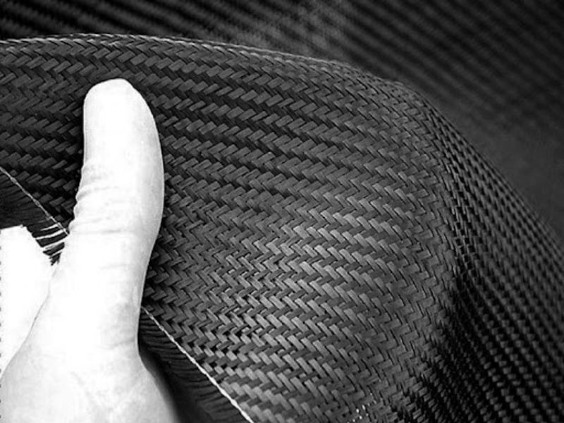 Sợi carbon được ứng dụng rộng rãi trong nhiều ngành (hàng không, ô tô, thiết bị thể thao cao cấp,...) không chỉ riêng mũ bảo hiểm.