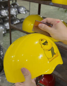 In logo và nội dung quảng cáo lên mũ